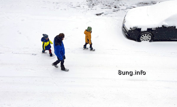 ☼ Wetterprognose Februar 2021 mittels der 12 Rauhnächte | Kulturmagazin 8ung.info Wetter im Februar - Mann und 2 Kinder im Schnee