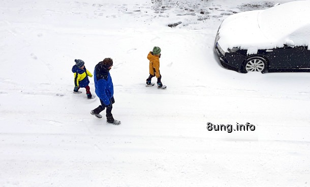 Mann und 2 Kinder im Schnee