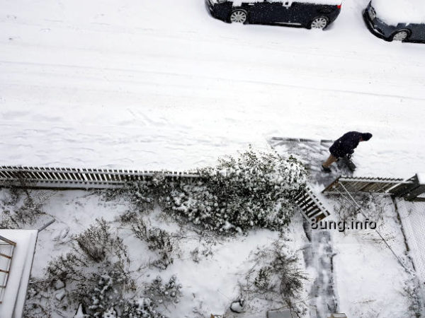 ☼ Wetterprognose Februar 2021 mittels der 12 Rauhnächte | Kulturmagazin 8ung.info Wetter im Februar - Vorgarten im Schnee, Mann schippt Schnee