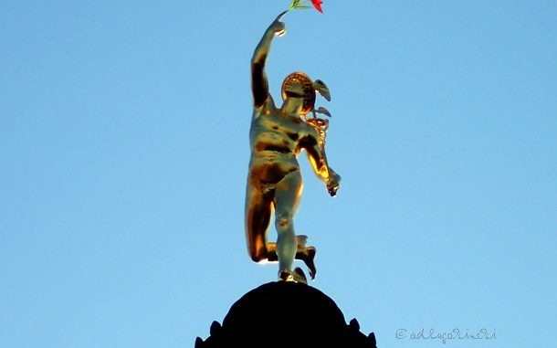 Goldener Götterbote mit Tulpenstrauss