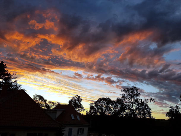 Himmel in orange, gelb, grau