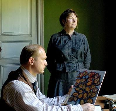 Zur ARTE-Sendung Séraphine Per Zufall entdeckt der deutsche Kunstsammler Wilhelm Uhde (Ulrich Tukur) die Bilder seiner Zugehfrau Séraphine (Yolande Moreau) und ist begeistert. © Diaphana Films Foto: ARTE France Honorarfreie Verwendung nur im Zusammenhang mit genannter Sendung und bei folgender Nennung "Bild: Sendeanstalt/Copyright". Andere Verwendungen nur nach vorheriger Absprache: ARTE-Bildredaktion, Silke Wölk Tel.: +33 3 90 14 22 25, E-Mail: bildredaktion@arte.tv