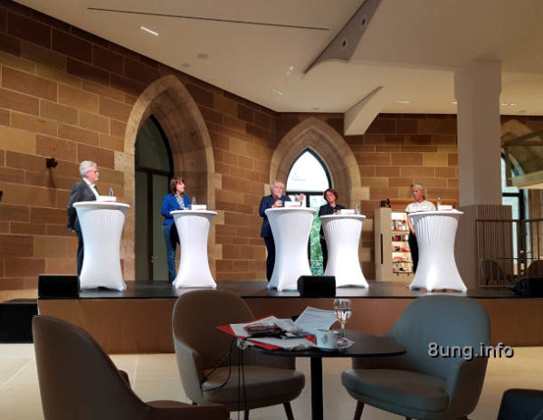 ☛ Neu! Dürnitz im Landesmuseum Württemberg: 1.000 m2 Wohnzimmer | Kulturmagazin 8ung.info Dürnitz im Landesmuseum Württemberg: Podium