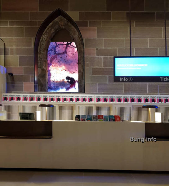 ☛ Neu! Dürnitz im Landesmuseum Württemberg: 1.000 m2 Wohnzimmer | Kulturmagazin 8ung.info Dürnitz im Landesmuseum Württemberg: Infotheke mit Video im gotischen Fenster
