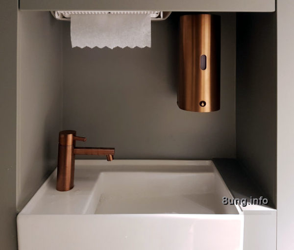 ☛ Neu! Dürnitz im Landesmuseum Württemberg: 1.000 m2 Wohnzimmer | Kulturmagazin 8ung.info Dürnitz im Landesmuseum Württemberg: Waschbecken in den Toilettenräumen