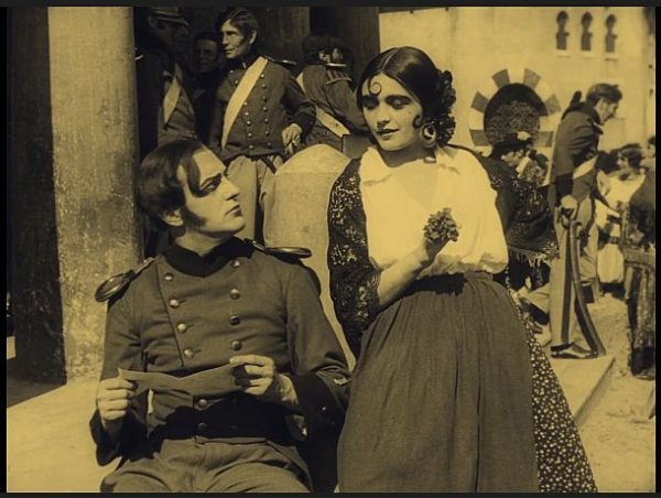 Kaum am neuen Posten in Sevilla, wird der gutmütige José (Harry Liedtke) von der ewigen Verführerin Carmen (Pola Negri) entdeckt. © FWMS / ZDF