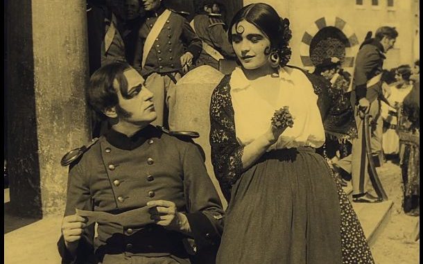 Kaum am neuen Posten in Sevilla, wird der gutmütige José (Harry Liedtke) von der ewigen Verführerin Carmen (Pola Negri) entdeckt. © FWMS / ZDF