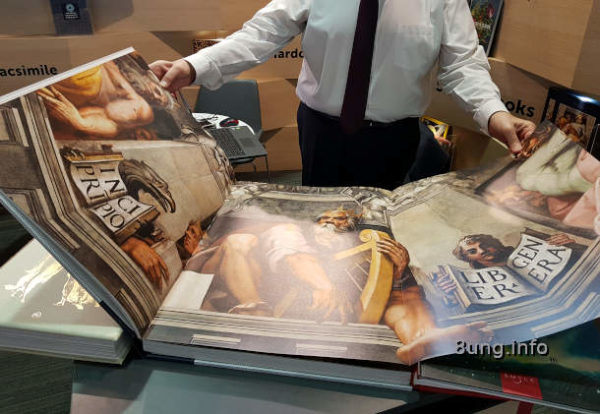 Frankfurter Buchmesse - aufklappbares Riesenbuch