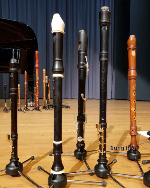 Konzertpause: Flöten auf dem Ständer