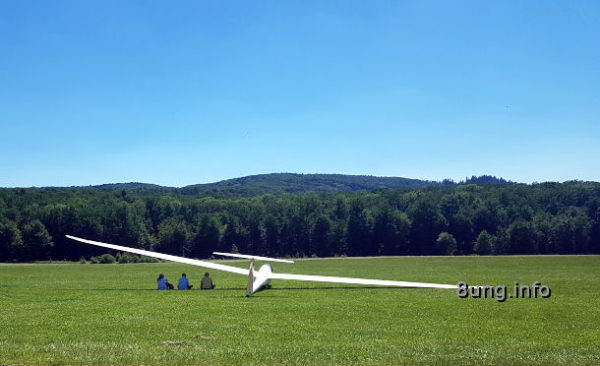 Segelfliegen: Segelflugzeug am Boden