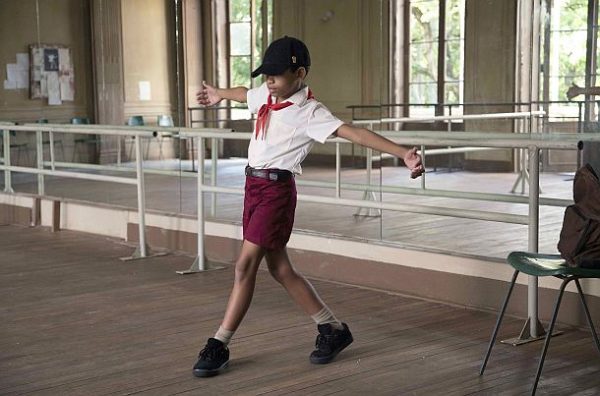 ☛ Filmtipp: Yuli - Krieger und Weltklasse Balletttänzer | Kulturmagazin 8ung.info © 2021 ARD Degeto - Yuli, Film, Carlos als Kind in der Ballettschule