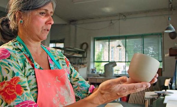 SWR Fernsehen HANDWERKSKUNST!, "Wie man ein Kaffeeservice töpfert". Keramikerin Susanne Altzweig. © SWR