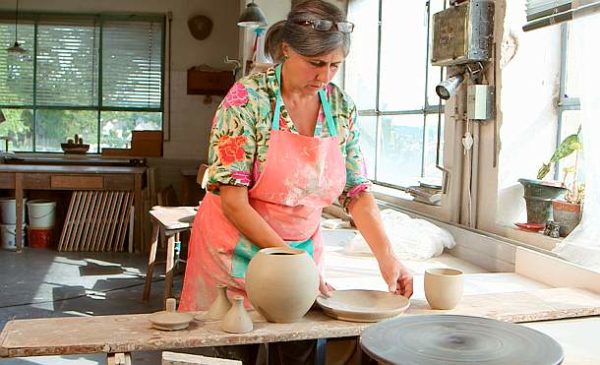 SWR Fernsehen HANDWERKSKUNST!, "Wie man ein Kaffeeservice töpfert". Keramikerin Susanne Altzweig in der Werkstatt. © SWR