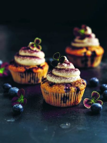 Die Gemüsebäckerei von Lina Wallentinson, Blaubeermuffins mit weißen Bohnen (c) Lennart Weibull