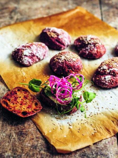 Die Gemüsebäckerei von Lina Wallentinson, Rote Bete-Brötchen mit Roggen (c) Lennart Weibull