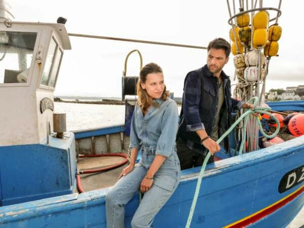 ♥ Herzkino im ZDF: Ein Sommer in der Bretagne | Kulturmagazin 8ung.info Herzfilm im ZDF: Yves (Karim Chérif), bretonischer Fischer, und Britta (Kristin Suckow)