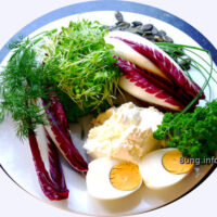 ☕ Rezept: Radicchio, Ei, Kresse, Petersilie, Dill, Schnittlauch, Kürbiskerne mit Frischkäse