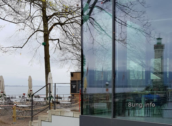 Hafen von Lindau - Leuchtturm spiegelt sich im Glas