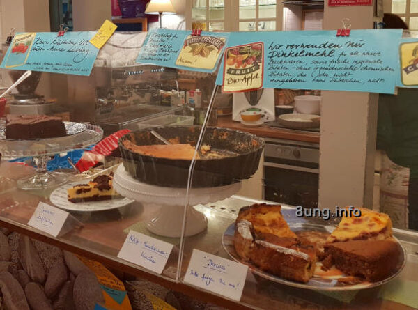 Buchcafé in Lindau im Bodensee: Kuchentheke im Buchcafé