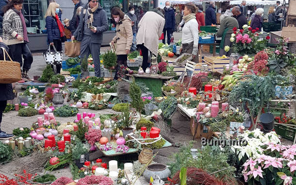 Blumenstand auf dem Markt zum 1. Advent