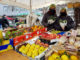 Marktstand mit italienischem Obst und Gemüse