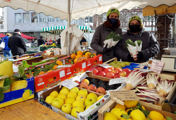 Marktstand mit italienischem Obst und Gemüse