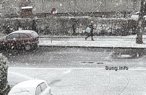 Fußgängerin im Schnee