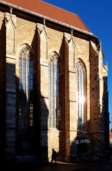 Kirche in Licht und Schatten, Spaziergänger