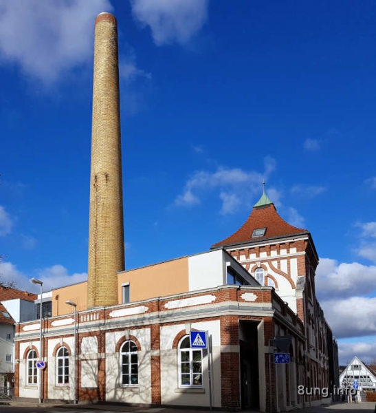 Wetter: Gebäude mit hohem Schornstein, blauer Himmel, weiße Wolken