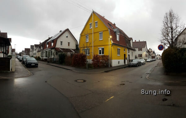 Regenwetter, Straßenkreuzung, gelbes Haus