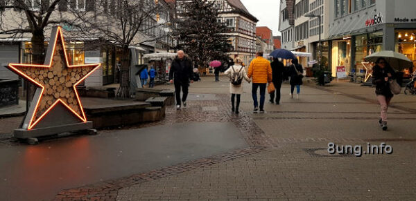 Regenwetter, Passanten mit Regenschirmen in der Fußgängerzone