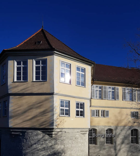 azurblauer Himmel, Sonne scheint ins Fenster, Schlossturm