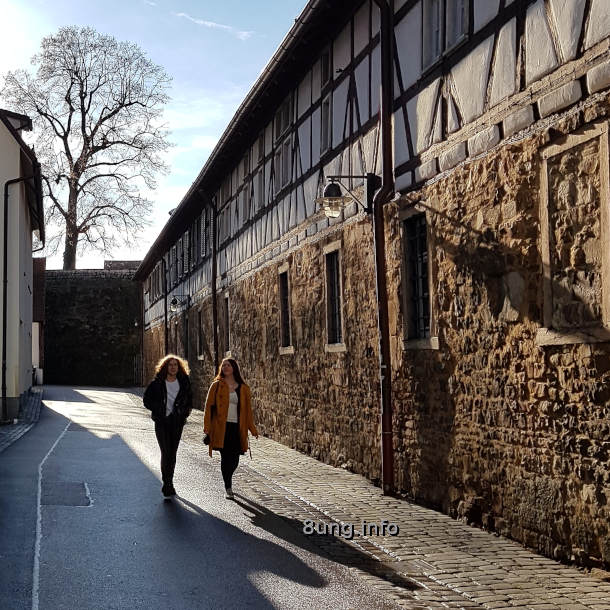 Wetter: Sonne, blauer Himmel, Spaziergängerinnen