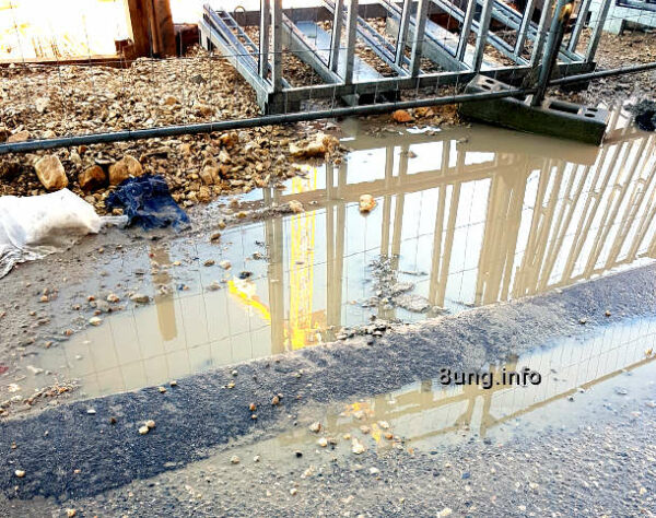 Wetter: Baustelle spiegelt sich in der Pfütze
