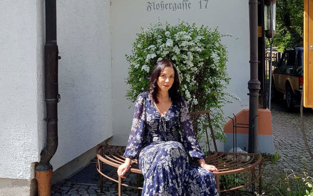 Füssen: vor dem Theater Bravure Miriam Dunja Berraissoul