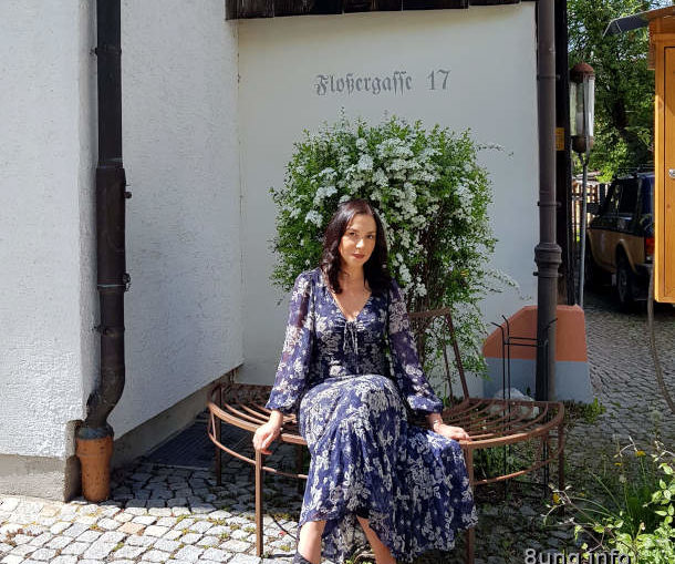 Füssen: vor dem Theater Bravure Miriam Dunja Berraissoul