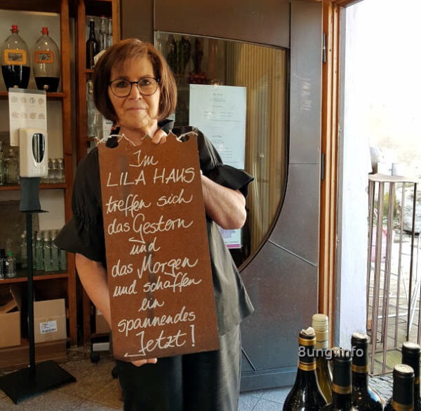 Füssen, Elke Ditsch mit Lebensmotto im lila Haus