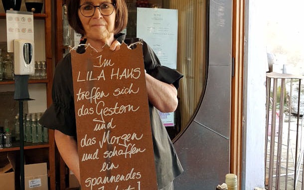 Füssen, Elke Ditsch mit Lebensmotto imlila Haus