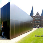 Camera Obscuravon außen mit dem Lübecker Holstentor