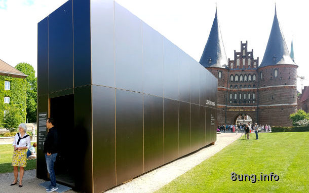 Camera Obscuravon außen mit dem Lübecker Holstentor