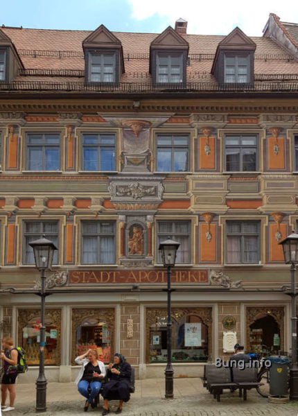 Wandmalerei in Füssen – Vorschrift trifft auf Kreativität | Kulturmagazin 8ung.info Illusionsmalerei in Füssen – Stadtapotheke