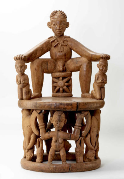 Afrikanische Kunst im St. Annen Museum in Lübeck – Stuhl mit Chauvi