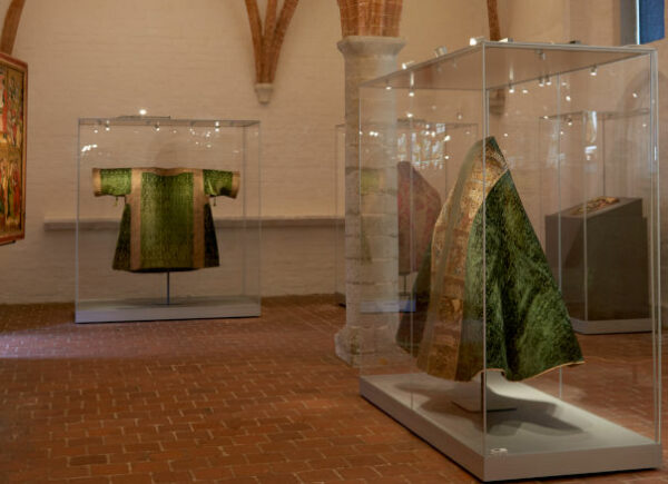 600 Jahre alte Brokatmäntel im St. Annen Museum in Lübeck