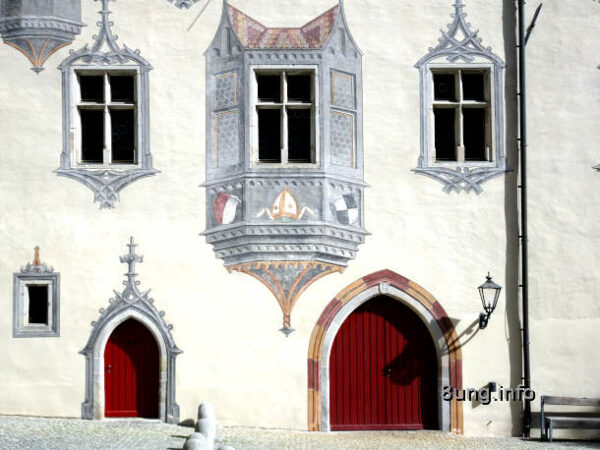 Wandmalerei in Füssen – Vorschrift trifft auf Kreativität | Kulturmagazin 8ung.info Illusionsmalerei in Füssen – Schloss mit Erker