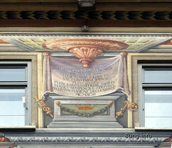 Wandmalerei in Füssen – Vorschrift trifft auf Kreativität | Kulturmagazin 8ung.info Illusionsmalerei in Füssen – Baldachin an derStadtapotheke