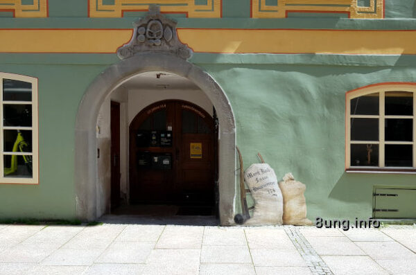 Illusionsmalerei in Füssen – Säcke vor der Hauwand