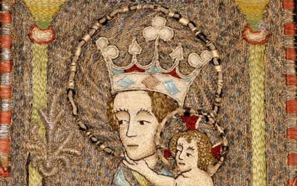 600 Jahre alte Brokatmäntel: Detail aus der Stickerei - Maria mit Kind