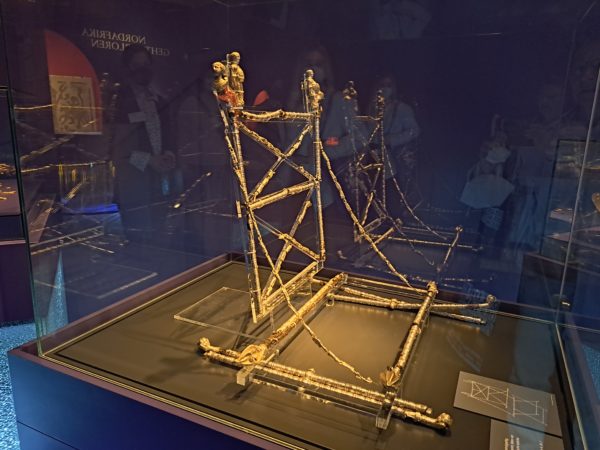 ☛ Untergang des Römischen Reiches – was bleibt in der Gegenwart bis heute? | Kulturmagazin 8ung.info Trier, Landesmuseum, Ausstellung "Untergang des Römischen Reiches", Klappstuhl