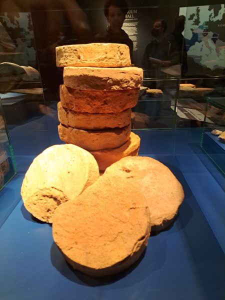 Trier, Landesmuseum, Ausstellung "Untergang des Römischen Reiches", Ziegelsteine für die Hypokausten
