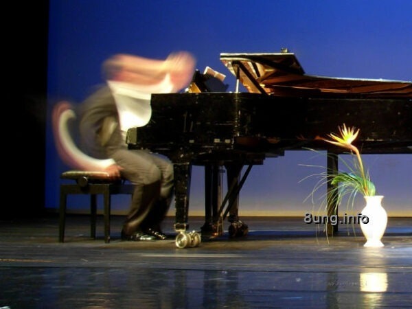 Prokrastination oder schreiben, was die Fantasie hergibt? | Kulturmagazin 8ung.info Pianist am Flügel